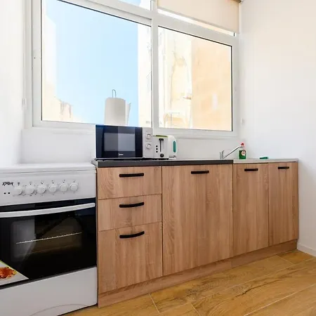 Bright & Airy In - Sleeps 3 * Sliema