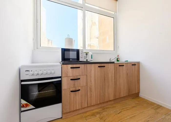 Bright & Airy In - Sleeps 3 * Sliema